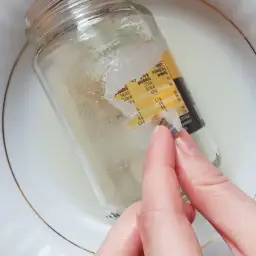 Jak usunąć klej po etykiecie z butelki - skuteczne metody na resztki