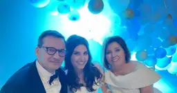 Rodzina Morawieckich na tle niebieskich balonów. Czy ktoś wie, aleksandra morawiecka ile ma lat?