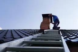 Drabina na dach: Jak wybrać, by było bezpiecznie i zgodnie z prawem?