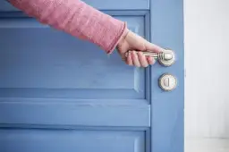 Jak wyciszyć drzwi wejściowe w bloku? Sprawdzone metody DIY!