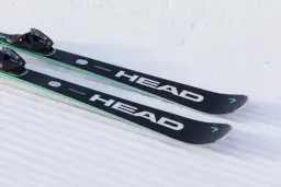 Narty HEAD Supershape e-Magnum gotowe do jazdy po świeżo przygotowanym stoku.