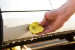 Skuteczne sposoby na usunięcie żywicy z karoserii samochodu