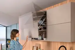 Szafki kuchenne otwierane do góry czy na bok – co wybrać?