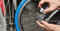 Jak zdjąć oponę z roweru bez uszkodzeń i frustracji?