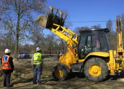 Uprawnienia na koparko ładowarkę - co naprawdę dają operatorom?