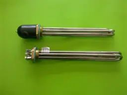 Dwie grzałki elektryczne do bojlera na zielonym tle.