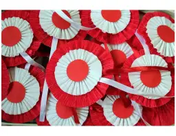 Mnóstwo biało-czerwonych kotylionów z papieru, gotowych na patriotyczne okazje.