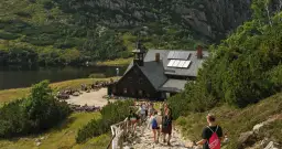 Ile kosztuje nocleg w schronisku? Ceny, zniżki i lokalizacje