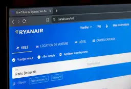 Strona internetowa Ryanair z formularzem wyszukiwania lotów, widoczne pole "De Paris Beauvais".