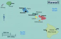 Mapa pokazuje, gdzie leżą Hawaje na mapie Pacyfiku, z zaznaczonymi wyspami: Kauai, Oahu, Maui, Molokai, Lanai, Kahoolawe i Hawaii (Big Island).