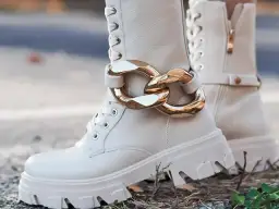 Białe trapery: Klucz do modnych stylizacji. Jak je nosić?