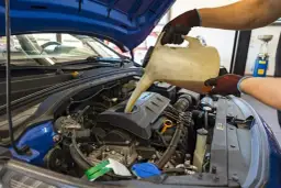 Ile zajmuje wymiana oleju? Sprawdź, co wpływa na czas usługi