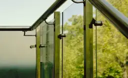 Jakie szkło na balustrady zewnętrzne: wybierz najbezpieczniejsze rozwiązanie