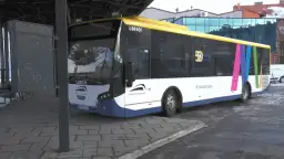 Autobus Kolei Małopolskich na przystanku w Bochni, gotowy do podróży do Żegociny.