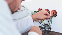 Ile kosztuje wymiana elektryki w mieszkaniu? Sprawdź ceny 2025