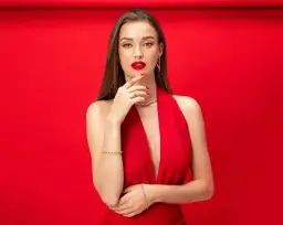 Jaką biżuterię do czerwonej sukienki wybrać, aby błyszczeć?