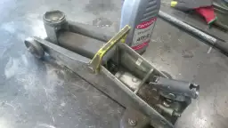 Jak dolać olej do lewarka - proste kroki, aby uniknąć problemów