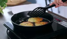 Dlaczego placki ziemniaczane przywierają do patelni? Sprawdzone sposoby na idealne smażenie