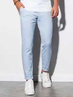 Błękitne spodnie męskie: 7 stylizacji na każdą okazję