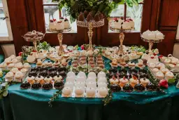 Idealne naczynia na słodki stół - jak zorganizować candy bar na przyjęcie