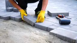 Jak ułożyć kostkę brukową ze spadkiem i uniknąć błędów