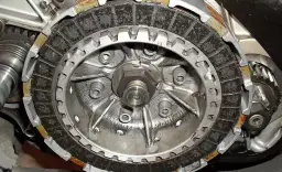 Ile wytrzymuje sprzęgło w motocyklu? Poznaj prawdę o żywotności sprzęgła