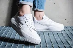 Jakie spodnie do Air Force 1? Szerokie nogawki to klucz!