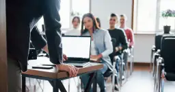 Czy szkoła policealna wlicza się do stażu pracy? Oto prawda, którą musisz znać