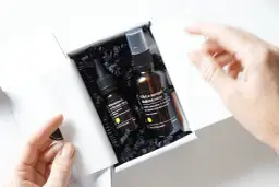 Odkryj, jak używać serum z witaminą C i oleju z nasion dzikiej róży. Dwa kosmetyki w eleganckim pudełku.