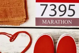 Pomarańczowy ręcznik, czerwone buty i numer startowy 7395. Czy to przygotowania do maratonu, który ma 42,195 km?