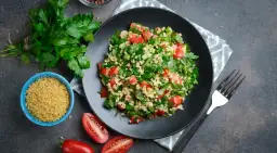 Czym się różni sałatka od surówki? Kluczowe różnice i przepisy