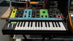 Muzyka elektroniczna lat 80.: Jak syntezatory podbiły świat?