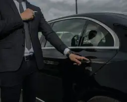 Wynajem samochodu z kierowcą — luksus czy praktyczne rozwiązanie?