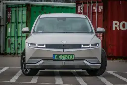 Jakie napięcie w samochodzie elektrycznym? Poznaj kluczowe różnice