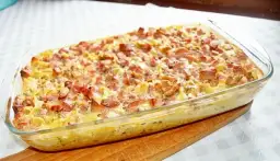 Szybka zapiekanka makaronowa z szynką w sosie śmietanowym dla rodziny