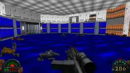 Gracz w grze Dark Forces 2 walczy z potworami w niebieskim, futurystycznym pomieszczeniu.