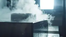 Kostka suchego lodu z gęstą mgłą unoszącą się wokół.