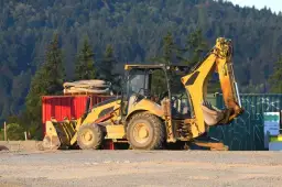 Ile waży koparko-ładowarka? Poznaj typowe masy maszyn