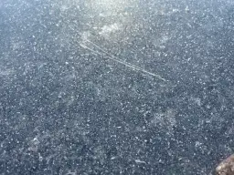 Skuteczne metody, jak usunąć rysy z kostki brukowej i przywrócić blask