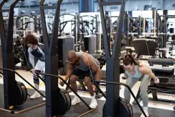 Crossfit czy siłownia: co wybrać, aby osiągnąć najlepsze wyniki?