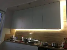 Jak zamontować ledy pod szafkami kuchennymi - uniknij typowych błędów