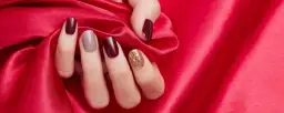 Paznokcie do bordowej sukienki: 5+ inspiracji na każdą okazję