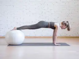 Jak ćwiczyć na piłce żeby schudnąć - efektywne ćwiczenia na odchudzanie