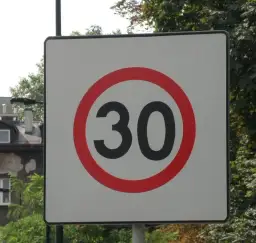 Znaki strefy 30 - jak wyglądają i co oznaczają dla kierowców