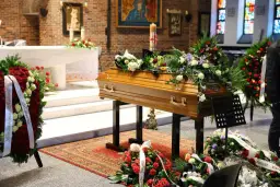 Ile trwa pożegnanie przed kremacją? Poznaj elastyczność ceremonii