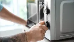 Czego nie podgrzewać w mikrofali: 10 produktów i alternatywy