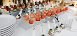 Catering na urodziny: ile kosztuje? Planuj budżet mądrze!