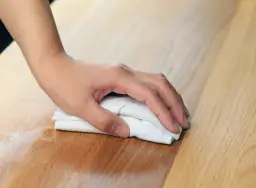 Jak czyścić meble okleinowane? Bezpieczne domowe sposoby