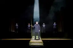 Aktorzy na scenie, przygotowujący się do spektaklu. Warto być w teatrze na 30 minut przed spektaklem.