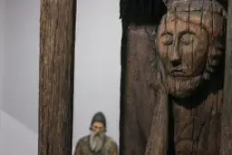 Chrystus Frasobliwy w drewnie: jak rozpoznać i kupić ikonę polskiej sztuki?